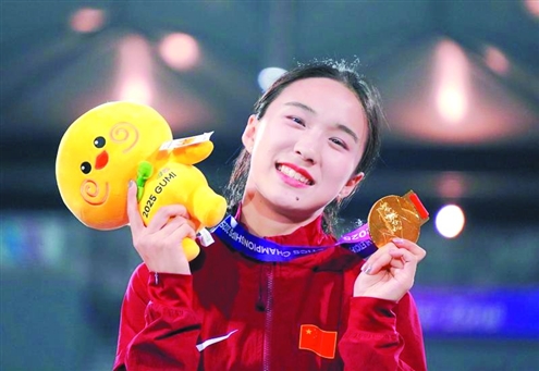 中国选手陈妤颉在女子200米决赛颁奖仪式上。新华社发